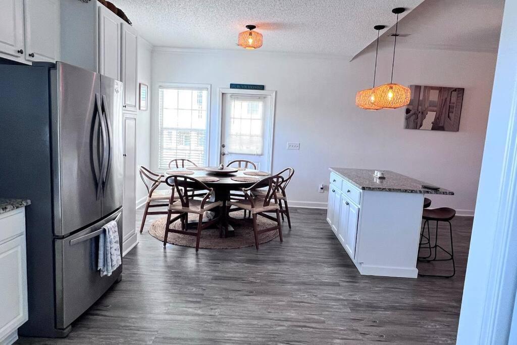 Walk To The Beach-Sleeps 10 And Golfcart Миртъл Бийч Екстериор снимка
